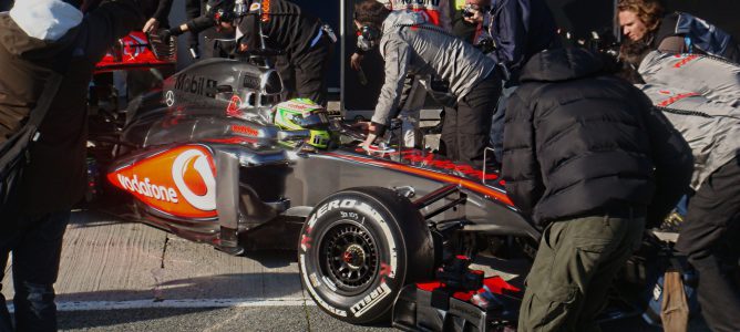 Lewis Hamilton y Sergio Pérez debutan con sus nuevos equipos en Jerez