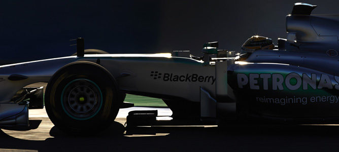 Lewis Hamilton pilota su nuevo Mercedes W04 en Jerez