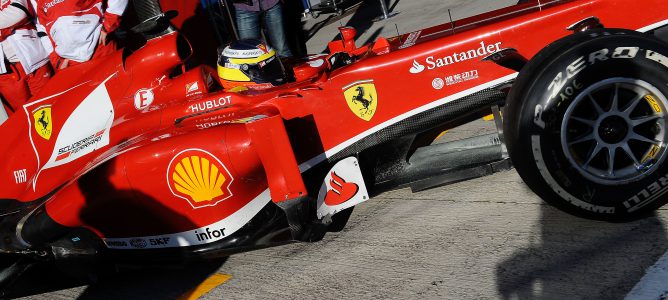 El Ferrari F138 rompe la caja de cambios en el debut de Pedro de la Rosa en Jerez