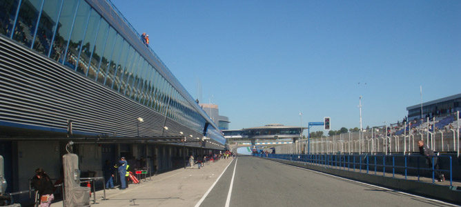 Las gradas de Jerez, más vacías sin Fernando Alonso en pista