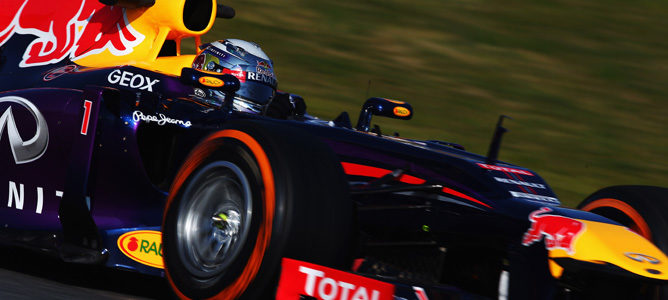 Sebastian Vettel con el Red Bull RB9 en Barcelona