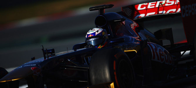 Daniel Ricciardo con su Toro Rosso STR8 en los test de Barcelona