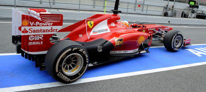 Fernando Alonso sale a pista en su primera toma de contacto con el F138