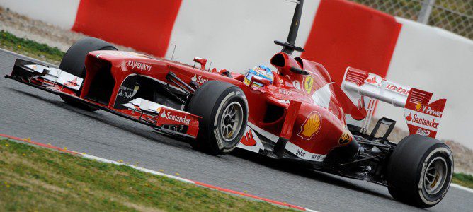 Fernando Alonso se prepara para una fuerte frenada