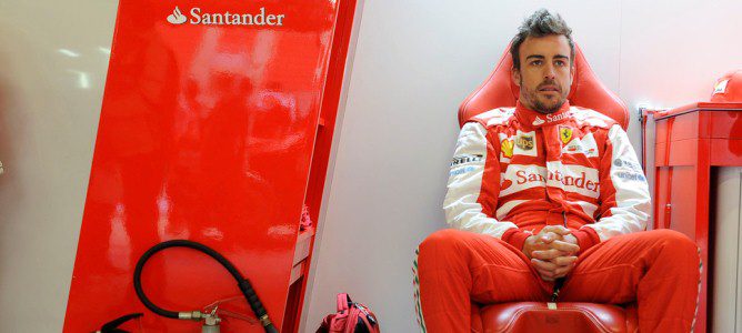 Fernando Alonso en el box de Ferrari