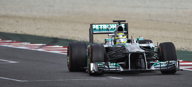 Nico Rosberg pilota su Mercedes W04 en el Circuit de Catalunya, Barcelona