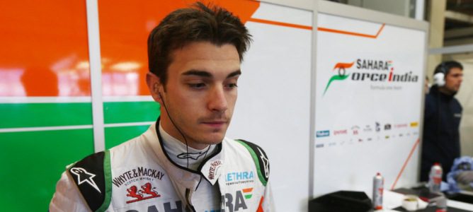 Jules Bianchi en el box de Force India