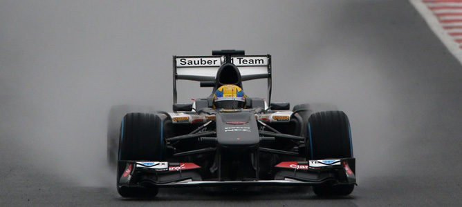 Esteban Gutiérrez pilota el Sauber C32 bajo la lluvia en los test de Montmeló