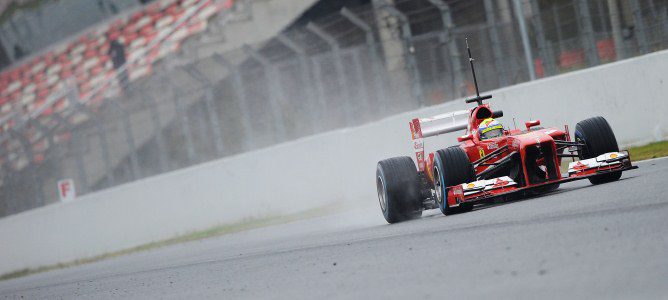 Felipe Massa con el F138 en un complicado día de entrenamientos en Montmeló