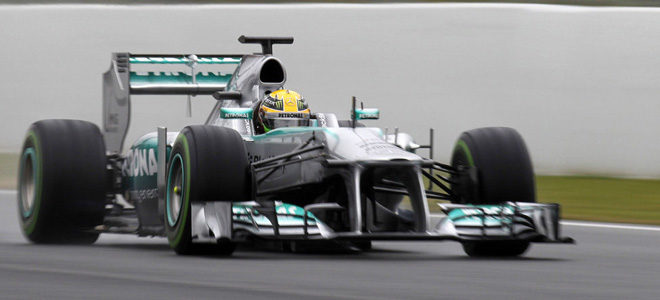 Lewis Hamilton con neumáticos intermedios en los test de Barcelona