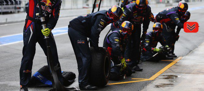 Los mecánicos esperan a Mark Webber para practicar un pit stop