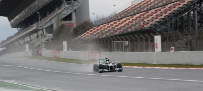 Lewis Hamilton lidera una lluviosa mañana de test en Barcelona