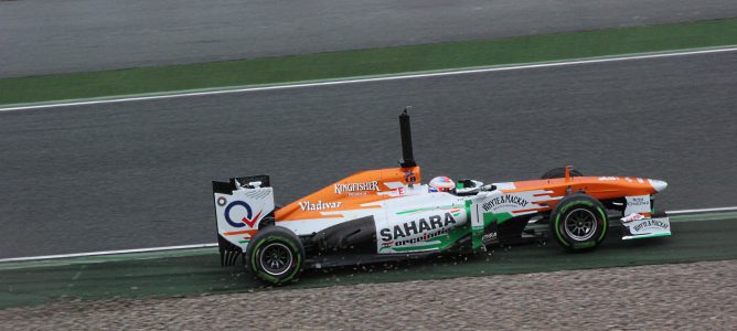 Lewis Hamilton lidera una lluviosa mañana de test en Barcelona