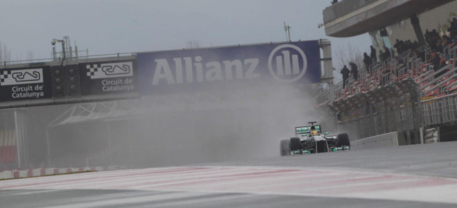 Lewis Hamilton levanta una estela de agua en la recta del Circuit de Catalunya