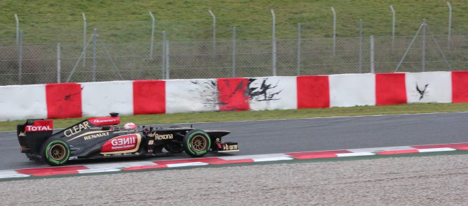 Romain Grosjean le gana la partida al viento y termina en cabeza en el segundo día en Barcelona