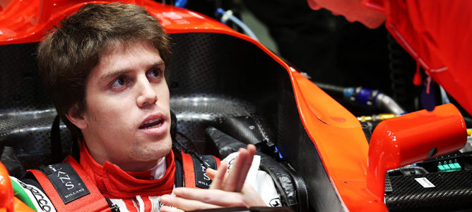 Luiz Razia sentado en el Marussia MR02