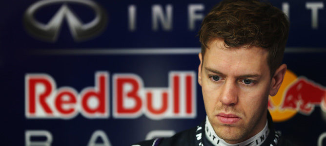 Sebastian Vettel serio en el garaje de Red Bull