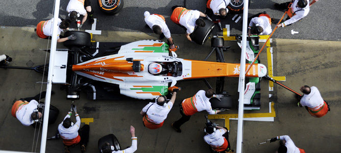 Práctica de parada en boxes para Paul di Resta en Montmeló