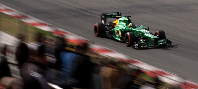 Charles Pic pasa ante los aficionados en Montmeló