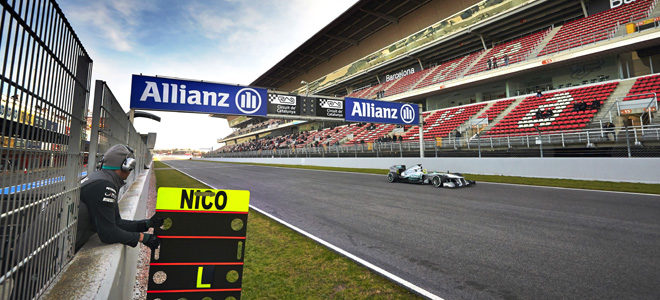 Nico Rosberg para por la recta de meta en Montmeló