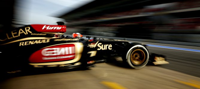 Kimi Räikkönen sale del box de Lotus en Montmeló