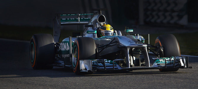 Lewis Hamilton con el DRS abierto en su Mercedes W04