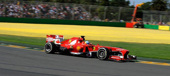 Fernando Alonso en sus primeros metros en el circuito de Albert Park