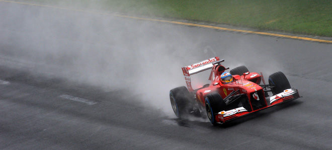Fernando Alonso pilota sobre mojado en Australia