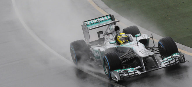 Nico Rosberg pilota su Mercedes bajo la lluvia en la Q1 de Australia