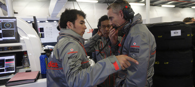 Sergio Pérez habla con Martin Whitmarsh en el box de McLaren