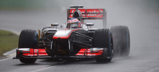 Jenson Button pilota su McLaren bajo la lluvia en Australia