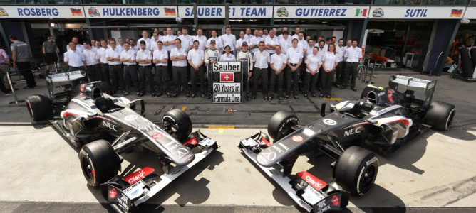 El equipo Sauber celebra en el pit-lane de Albert Park su 20 aniversario en F1