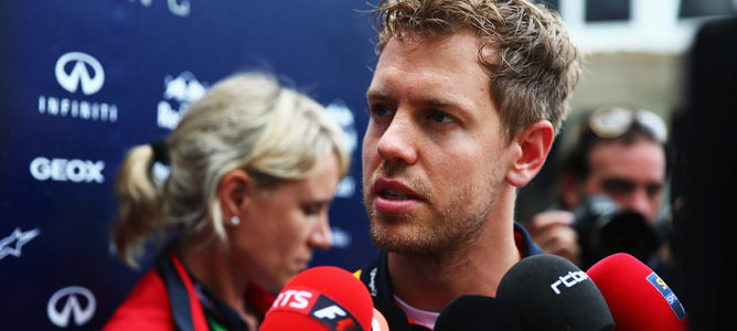 Sebastian Vettel atiende a los medios a su llegada a Malasia