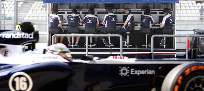 Pastor Maldonado entra a boxes ante la mirada del muro de Williams