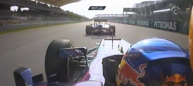 Vettel acercándose a su compañero