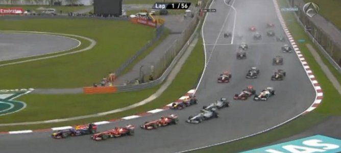 Alonso por la parte exterior de la primera curva