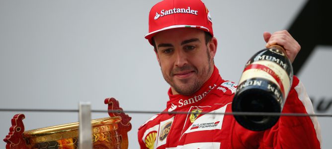 Fernando Alonso en el podio de Shanghái