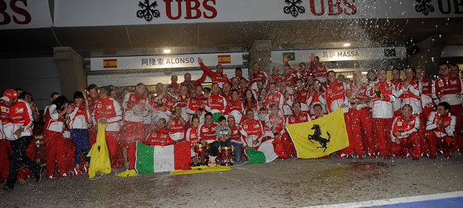 Bernie Ecclestone: "Me sorprendería si Ferrari no gana el título este año"