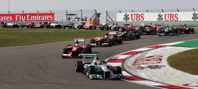 Lewis Hamilton en la salida del GP de China 2013