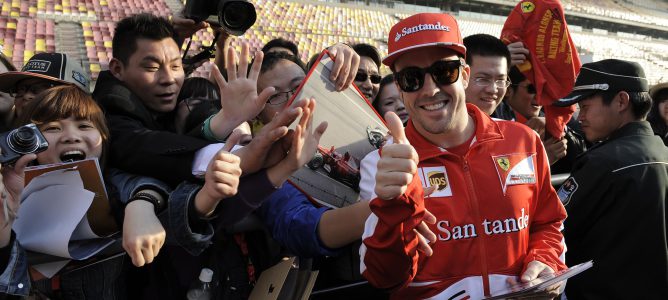 Fernando Alonso con los fans en China