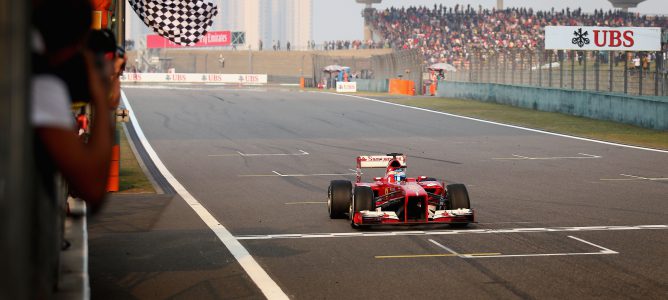 Fernando Alonso cruza la meta en China