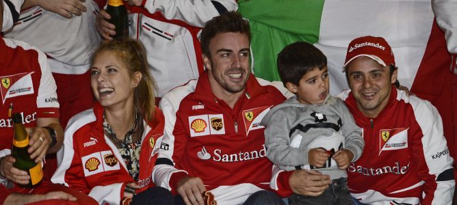 Fernando Alonso junto a Felipe Massa y Dasha en China