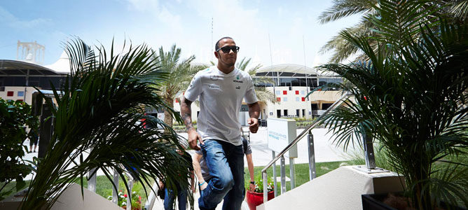 Lewis Hamilton partirá desde la novena posición tras cambiar caja de cambios