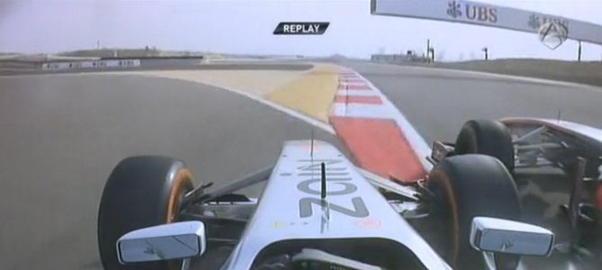 Perez y Button a la salida de la curva