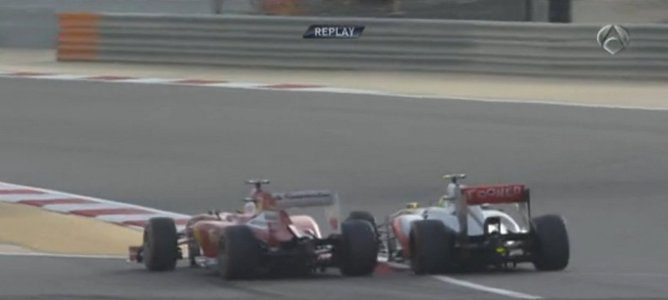 Alonso por fuera de la pista tras ser expulsado por Sergio Perez