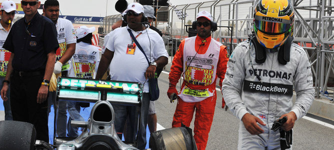 Pirelli todavía no sabe la causa exacta del pinchazo de Hamilton en Baréin