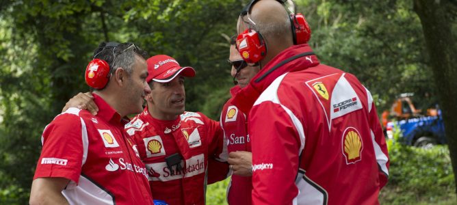 Marc Gené habla con los ingenieros de Ferrari