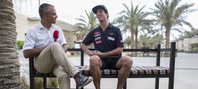 Daniel Ricciardo atiende a la prensa en Baréin