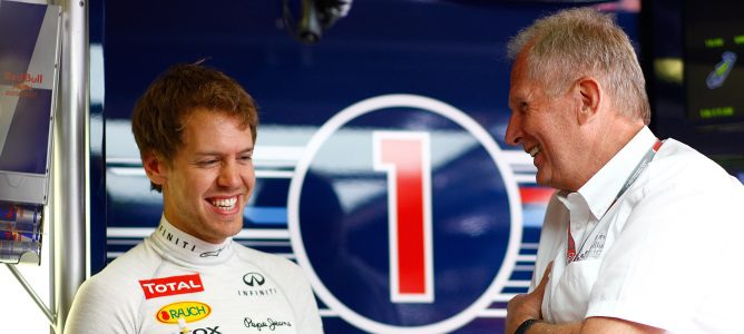 Sebastian Vettel y Helmut Marko se ríen juntos