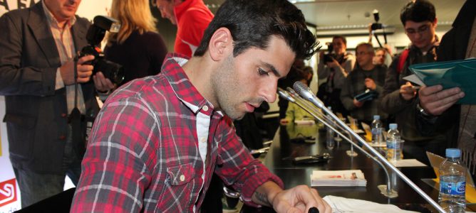 Jaime Alguersuari firma autógrafos